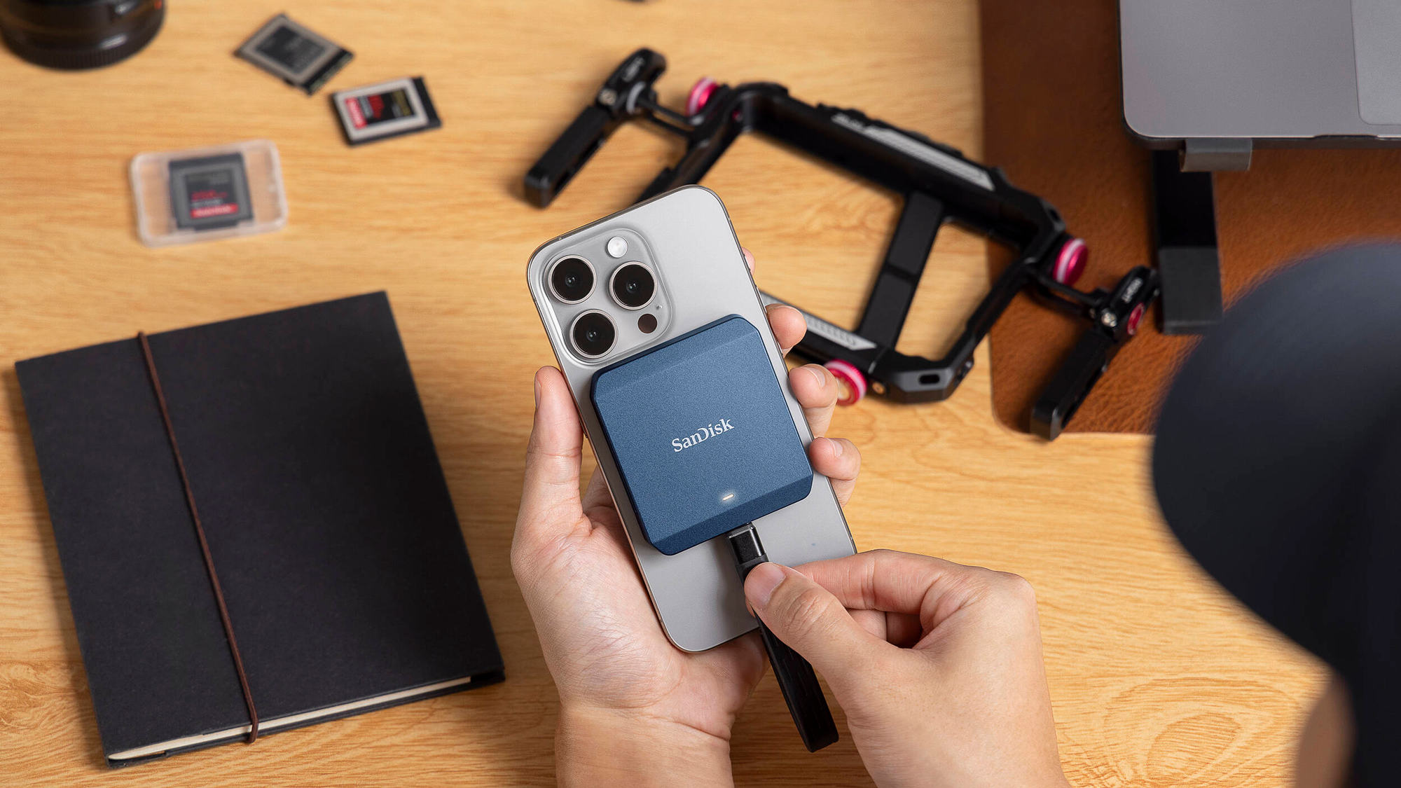 SanDisk PRO-CINEMA CFexpress Type B Card Recorder with MagSafe SanDisk PRO-CINEMA CFexpress Type B Card Recorder with MagSafe